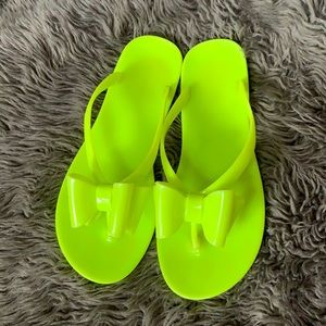 Express neon yellow bow flip flop sandal women’s 6